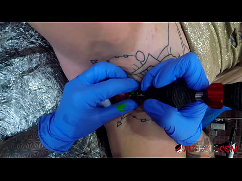 ❤️ Ekstreem tattooed hottie Sully Savage krige in tattoo op har klitoris ☑ Kwaliteitsseks by porno fy.klassikaprint.ru ❤